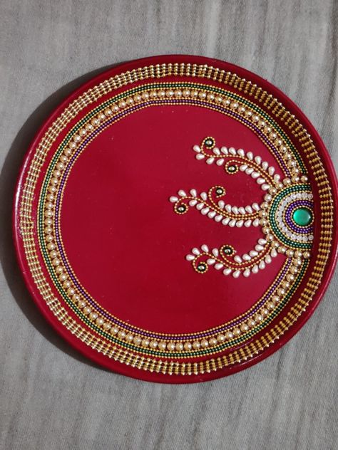 Tali Decoration Ideas, Diy Puja Thali, Plat Decoration Ideas, Pooja Thali Design, Aarti Thali Decoration Ideas For Wedding, Simple Arti Thali Decoration Ideas, Puja Thali Decoration Ideas, Puja Thali Decoration, Aarti Thali Decoration Ideas