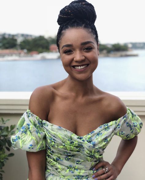 Aesthetic Green Dress, Black Woman Photoshoot, Kat Edison, Instagram Model Aesthetic, Aisha Dee, Woman Photoshoot, The Bold Type, Natural Curly Hair, Bold Type