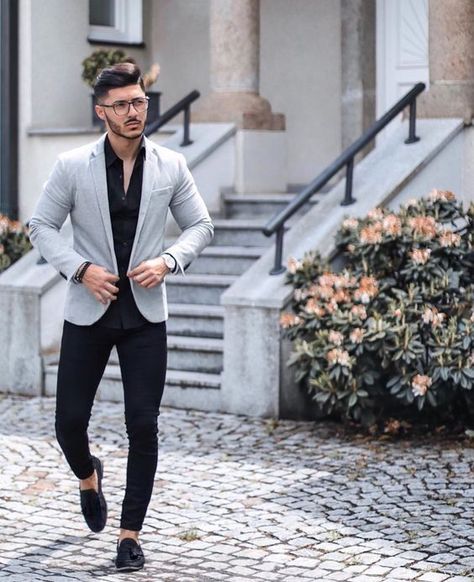 #suits #menswear #menfashion Blazer Gris Outfit Hombre, Grey Blazer Outfit Men, Bootcut Outfit, Grey Blazer Outfit, Make Up Guide, Blazer And Dress, Light Grey Blazer, Black Dress Shirt, Black Pants Outfit