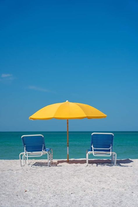 Beach Scene Painting, Business Portrait Photography, Blue Drinks, House Furniture Design, Summer Backgrounds, Best Background Images, Splish Splash, Beaches In The World, Beach Umbrella