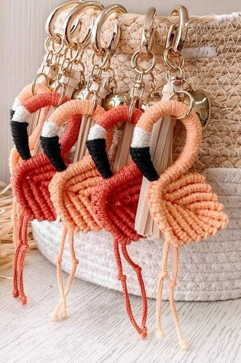 Macrame Flamingo Diy, Lavender Flowers Diy, Macrame Toys, Woven Bracelet Diy, Flamingo Diy, Macrame Key Chains, Macrame Animals, Macrame Items, Hippie Crafts