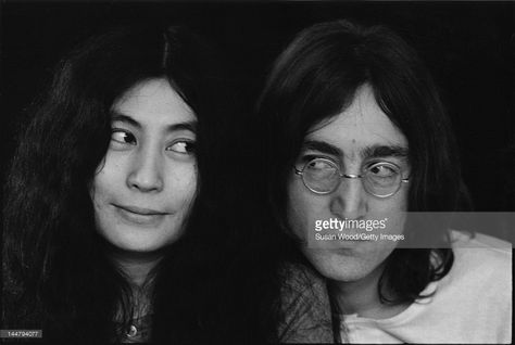 Close-up portrait of Japanese-born artist and musician Yoko Ono and British musican and artist John Lennon (1940 - 1980), December 1968. Mark David Chapman, Couples Vintage, Art Garfunkel, John Lennon Yoko Ono, John Lennon And Yoko, John Lennon Beatles, Beatles Pictures, Noam Chomsky, Paul Simon