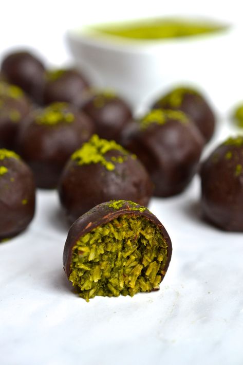 What happens when you cross a Bounty Bar with not 1 but 2 superfoods? You get these Matcha Truffles! Matcha Truffles, Matcha Chocolate, Truffles Recipe, Specific Carbohydrate Diet, Warm Cake, Truffle Recipe Chocolate, Truffle Recipe, Save Room, Unsweetened Coconut