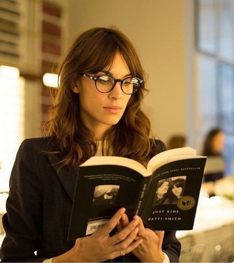 Alexa Chung Book, Alexa Chung Hair, Girls Reading, Alexa Chung Style, Girl Reading Book, Marcel Proust, Patti Smith, Zooey Deschanel, Girl Reading