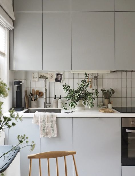 Grey Kitchen With Tiles, Nordic Kitchen Lighting, Scandivanian Kitchen, Scandi Style Kitchen, Scandi Kitchen Design, Kitchen Wooden Floor, Scandi Kitchen Ideas, Light Grey Kitchen, Minimalist Outdoor Furniture