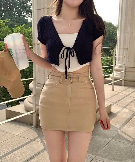 Baju Crop Top Korea, Baju Crop Top, Crop Top Outfits Korean Style, Archery Women, Crop Top Outfit, Rok Mini, Outfit Korean Style, Outfit Short, Clothing Model