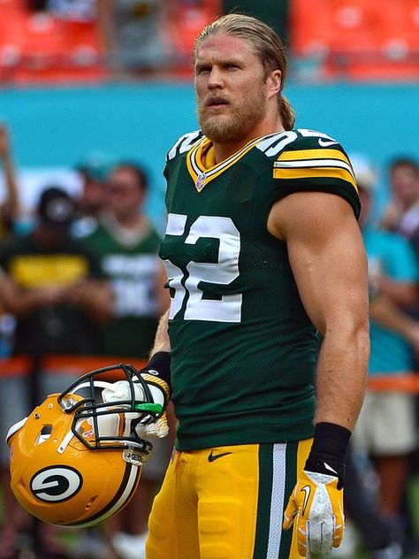 Packers LB Clay Matthews isn't racking up sacks this season. (Photo ... Curly Hairstyles Long Hair, Curly Hairstyles Long, Clay Matthews Iii, Aaron Rogers, Green Bay Packers Baby, Long Hair Men, Hairstyles Long Hair, Packers Baby, Handsome Devil