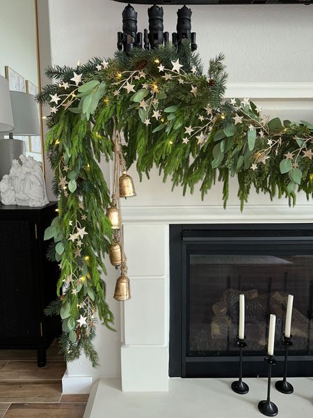 Mantle Christmas Decor Ideas, Christmas Garland Fireplace, Christmas Garland Mantle, Garland Design, Holiday Mantel, Christmas Mantle Decor, Christmas Fireplace Decor, Christmas Decorations For Kids, Christmas Mantel Decorations