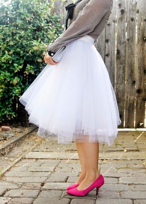 DIY easy tulle skirt (tutorial) For some reason i really love these. Im picturing it with a graphic tee and nude heels. Rok Tile, Diy Tulle Skirt, Tulle Skirt Tutorial, Diy Skirts, Diy Tulle, Tule Rok, Crystal Wedding Dress, Diy Tutu, Skirt Tutorial