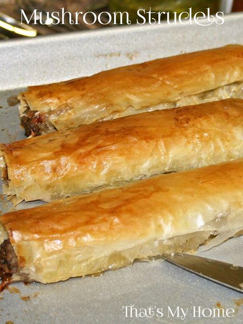 Mushroom Strudel Filo Dough, Phyllo Dough Recipes, Phyllo Recipes, Strudel Recipes, Savory Pastry, Puff Pastry Recipes, Roast Recipes, Pastry Recipes, Dough Recipe