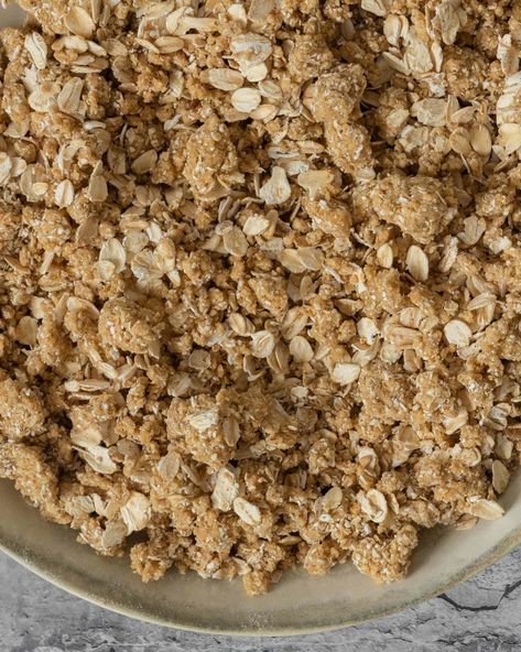 Easy+Oatmeal+Crumble+Topping+(Oat+Streusel+Recipe) Aip Apple Pie, Strudel Topping, Streusel Recipe, Oatmeal Crumble Topping, Berry Cobbler Recipes, Oatmeal Crumble, Berry Cobbler, Oat Crumble, Easy Oatmeal