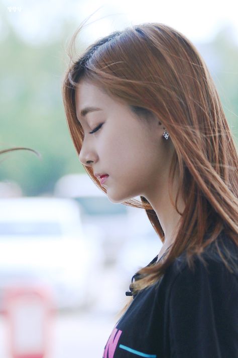 TWICE TzuYu Tzuyu Side Profile, Tzuyu Profile, Side Profile Woman, Korean Spring Outfits, Tzuyu Cute, Pop Hair, Side Profiles, Kpop Hair, Female Profile