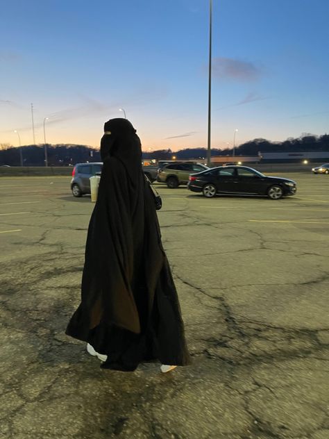 Dubai Niqab, Nikab Girl, Niqabis Aesthetic, Black Niqab, Niqab Aesthetic, Mode Niqab, Niqabi Girl, Hijabi Fits, Stile Hijab