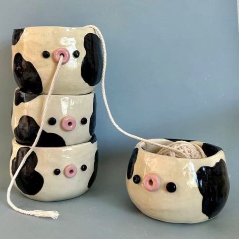 Handmade Ceramic Bowls Ideas, Yarn Dispenser, Crochet Yarn Bowl, Pottery Cute, Country Girl Gifts, Ceramic Cow, Crafting Space, Yarn Holder, Diy Air Dry Clay