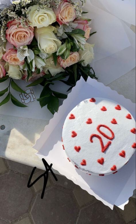 White Cake With Red Hearts, Iconic Birthday Cake, 20 Bday Cake, 20th Birthday Cake Ideas, Baking Kit Gift, 20s Birthday Party, 20th Birthday Cake, White Birthday Cake, 20th Birthday Ideas