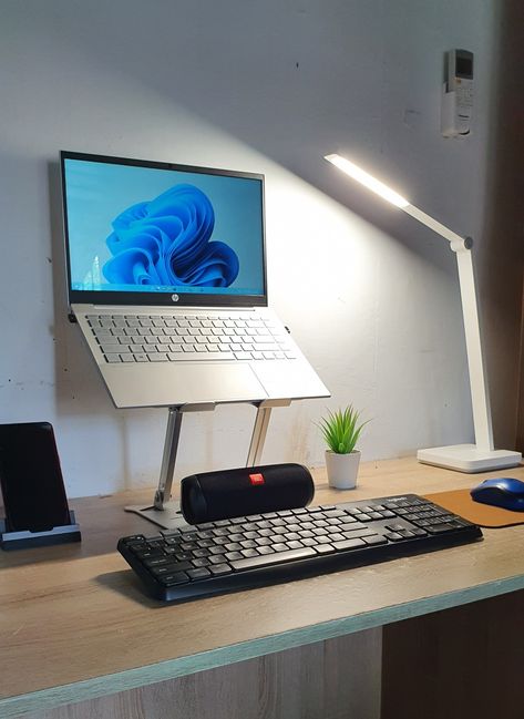 Simple Laptop Setup, Laptop Setup Work Spaces, Budget Desk Setup, Desk Setup Laptop, Setup Notebook, Sala Gamer, Laptop Setup, Minimal Desk Setup, Artist Desk