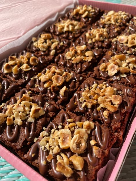 Brownie Types, Brownie Business, Cakesicles Ideas, Spanish Desserts, Valentines Baking, Dessert Gifts, Brownie Toppings, Catering Ideas Food, Yummy Comfort Food