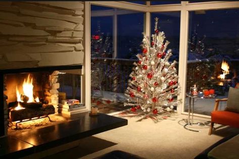 1960s bachelor pad! Mcm Fireplace, 60s Space Age, Vintage Aluminum Christmas Tree, Contemporary Christmas Trees, Fireplace Christmas, Retro Christmas Decorations, Aluminum Christmas Tree, Mid Century Modern Christmas, Christmas Tree Decorating