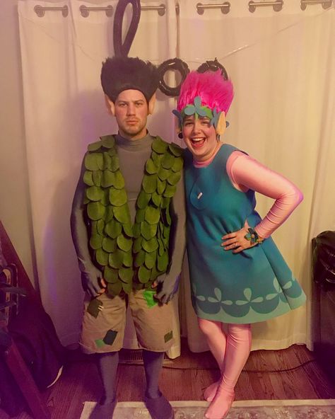 Home-Made Princess Poppy & Branch Costume DIY Poppy And Branch Costume, Troll Costume Diy, Poppy Halloween Costume, Branch Costume, Poppy Costume, Troll Costume, Princess Poppy, Poppy And Branch, Costume Diy