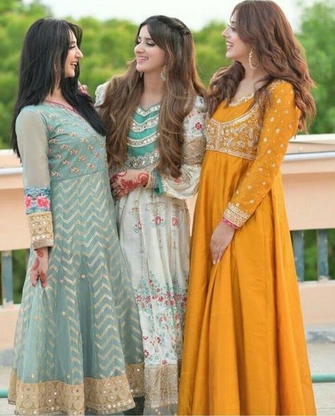 Sisters Photography Poses, Alishbah Anjum, Sehar Mirza, Jannat Mirza, Eid Photoshoot Ideas, Eid Looks, Eid Photos, Construction Fails, Sisters Photoshoot Poses