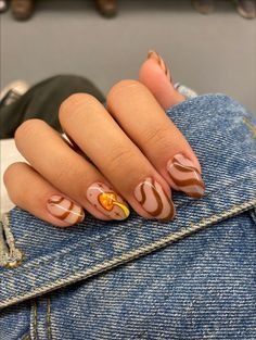 Nail Designs With Mushrooms, Brown Mushroom Nail Art, Brown Boho Nails, Short Nail Designs Mushroom, Mushroom Nails Acrylic Simple, Fall Nails Mushroom, Mushroom Inspired Nails, Brown Mushroom Nails, Simple Mushroom Nail Art