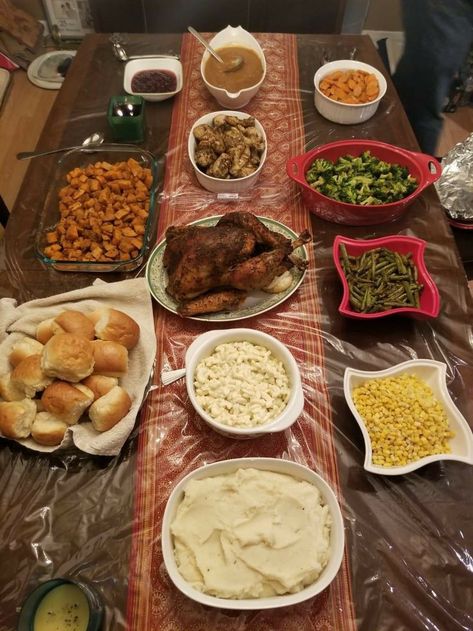 Thanks Giving Plate Food, Thanks Giving Ideas Food, Thanksgiving Food Plate Aesthetic, Thanksgiving Meal Aesthetic, Thanksgiving Table Settings With Food, Thanksgiving Aesthetic Food, Thanksgiving Table Spread, Thanksgiving Dinner Spread, Thanksgiving Food Ideas Dinners Meals