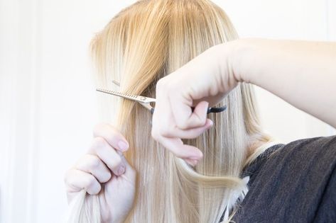 Hair Thinning Scissors, Thinning Thick Hair, How To Cut Your Own Hair, Thinning Shears, Diy Haircut, Hair Strand, Long Hair Cuts, How To Make Hair, Grow Hair