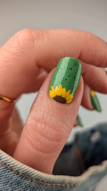 Sunflower Nail Art, Boho Nails, August Nails, Sunflower Nails, Flower Nail Designs, Short Acrylic Nails Designs, Short Nail Designs, Yellow Nails, Nail Design Ideas