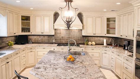 Bianco Antico Granite Kitchen With A Large Island Bianco Antico Granite Kitchen, Cabinets With Granite Countertops, Island Marble, Granite Kitchen Counters, Off White Cabinets, Popular Kitchen Designs, Island Countertops, Sleek Kitchen, Quartz Kitchen