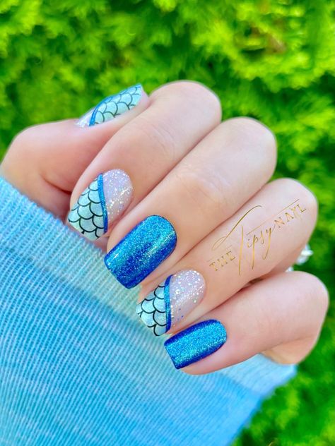 sassy mermaid 🧜🏻‍♀️ ✨ Gossip and Glitter (base on 🧜🏻‍♀️ nails) 💙 Let’s Meet in Crete (tips) 🩴 Tweenie Weenie Santorini (middle, pinkie, and strips on 🧜🏻‍♀️ nails) 🧜🏻‍♀️ Mermaid You Look Fish Scale Nails, Mixed Manicure, Beach Themed Nails, Mermaid Nail Art, You Look, Cute Nail Colors, Mani Ideas, Nail Color Combos, Mixed Mani