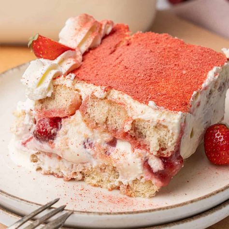 Pink Desserts Easy, Pink Desserts Recipes, Fresh Strawberry Jam, Baking Therapy, Strawberry Tiramisu, Mascarpone Cream, Best Sweets, Tiramisu Recipe, Baked Strawberries