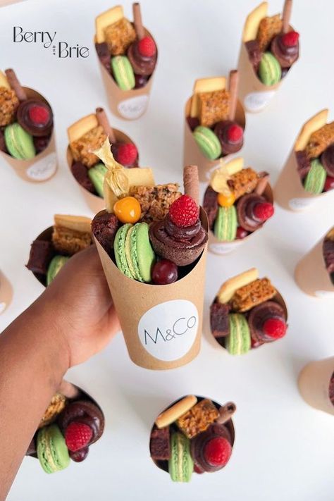 Dessert Cups Dessert Graze Cups, Charcuterie Cups Sweet, Dessert Charcuterie Cups Ideas, Individual Dessert Charcuterie Board, Sweet Charcuterie Cups Ideas, Single Serve Desserts For Party, Sweet Charcuterie Cups, Dessert Charcuterie Cups, Appetizers In A Cup Individual