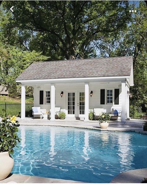 Pool House Porch Ideas, Cottage House With Pool, Pool House Guest House Combo, Guest House Ideas, Small Pool House, Pool House Ideas, Backyard Pool House, Pool Outside, Small Pool Houses