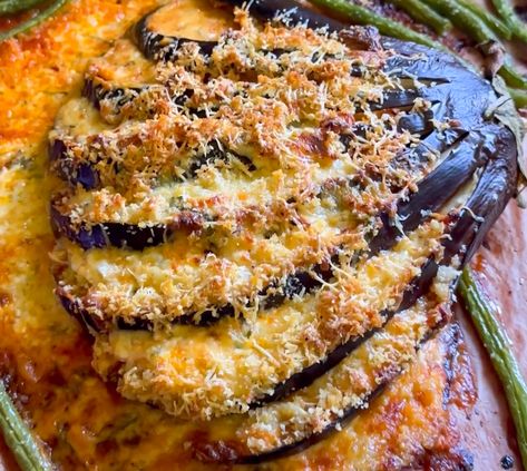 This Cheesy Hasselback Eggplant Is Your Summer Stunner Hasselback Eggplant, Eggplant Parm, Eggplant Dishes, Marinara Sauce Homemade, Eggplant Parmesan, Summer Dishes, Favorite Meals, Summer Dinner, Veggie Dishes