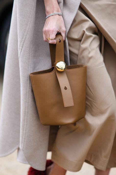 Bucket Bag Outfit, Bucket Bags Outfit, Cuyana Bag, Style Wide Leg Jeans, Bottega Veneta Cassette, Studio Bag, Dainty Style, Street Style Parisian, Best Leather