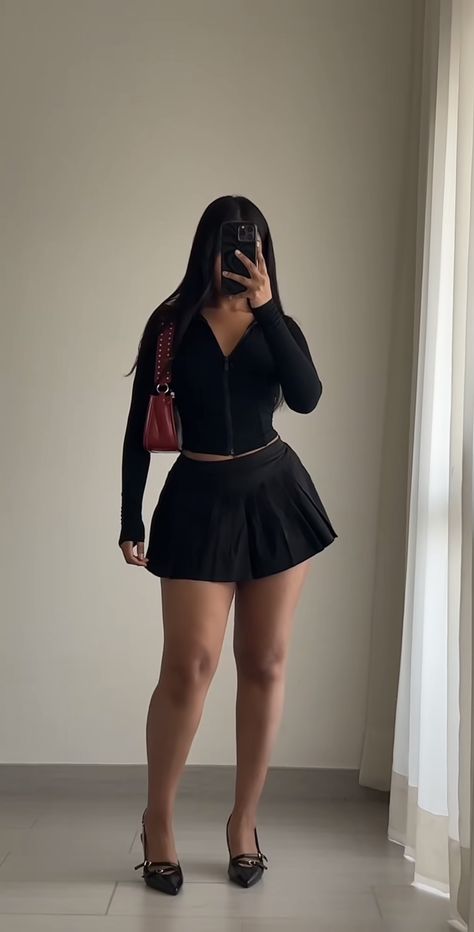 Black A Line Skirt Outfit Summer, Girly Skirt Outfits, Black Mini Dress Outfit Casual, Baddie Dresses Night, Short Skirt Outfits Aesthetic, Dark Girly Outfits, Outfit Fiesta Casual, Style Clothes, Short Torso Outfits