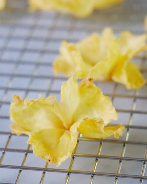 Dried Pineapple Flowers, Cake Decorating Tips And Tricks, Dehydrate Pineapple, Easy Cake Decorating Ideas, Decorating Tips And Tricks, Cakes To Make, Pineapple Flowers, Dried Pineapple, Pineapple Slices