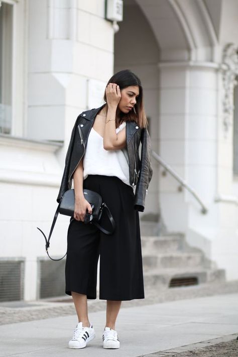 Outfits With Sneakers, How To Wear Culottes, Black And White Outfits, Culottes Outfit, Culotte Style, Zara Leather Jacket, Perfect Spring Outfit, Stylish Fall Outfits, Spring Look