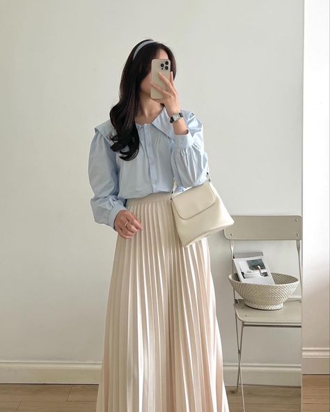 Formal Minimalist Outfit Women, Korean Spring Fashion Women, Korean Minimalist Outfit, Outfit With Pleated Skirt, Long Skirt Outfits Korean, Mirror Pictures, Long Skirt Fashion, Modest Outfit, Modesty Outfits