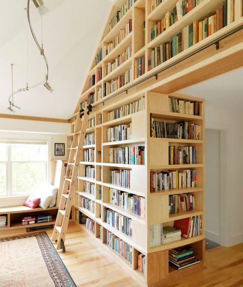 Muito e muitos livros: | 24 estantes tão lindas que chegam quase a ser pornográficas Loft With Bookshelves, House Library With Ladder, Extra Bedroom Library, Mezzanine Library Bookshelves, Home Library Ladder Bookshelves, Home Library With Ladder Aesthetic, Library Shelves With Ladder, Library Room Ladder, Library With A Ladder