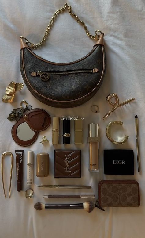 What’s In My Bag Aesthetic, In My Bag Aesthetic, My Bag Aesthetic, Skincare Vanity, 2000s Fashion Inspiration, Everyday Bag Essentials, Pretty Purses, Accessory Inspo, Inside My Bag