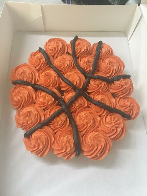 Cake Pop Diy, Diy Cake Pop, Basketball Snacks, Basketball Treats, Ball Cupcakes, Basketball Themed Birthday Party, Basketball Cupcakes, Pull Apart Cupcake, March Madness Parties