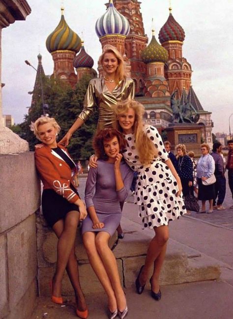 Russian girls in the '80 - Imgur Moscow Girls, Soviet Fashion, Fashion Fail, Russian Fashion, Soviet Union, Mode Vintage, 80s Fashion, 90s Fashion, Vintage Photos