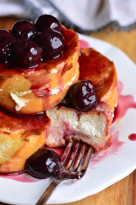 Cherry Cheesecake Stuffed French Toast! HEAVENLY breakfast made with soft and chewy French baguette stuffed with sweet cream cheese mixture and topped with brandy dark cherries in sauce. #frenchtoast #cherrycheesecake #stuffedfrenchtoast #cherrytopping Cheesecake Stuffed French Toast, French Toast Brunch, Awesome French Toast Recipe, Cheesecake French Toast, Stuffed French Toast, Mexican Breakfast Recipes, French Baguette, Cherry Cheesecake, Sweet Cream