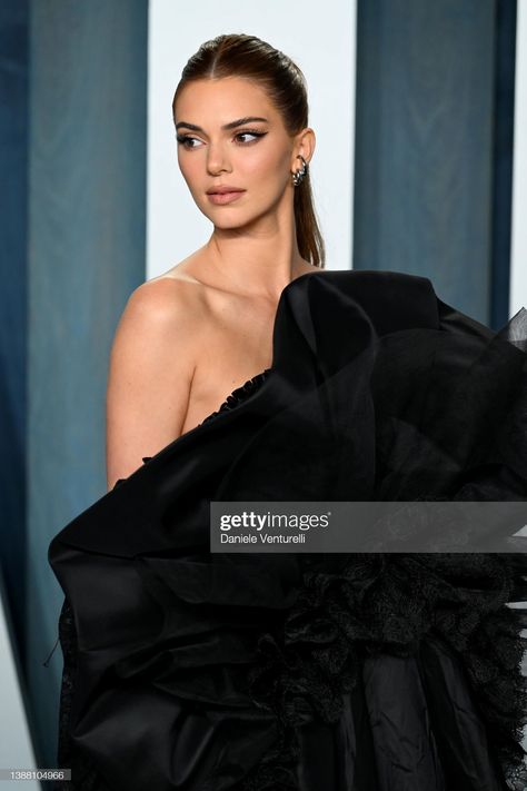 Kendall Jenner Modeling, 2022 Red Carpet, Hair Contouring, Red Carpet Hair, Oscars Party, Wedding Hair Inspiration, Kendall And Kylie Jenner, Vanity Fair Oscar Party, Kitchen Decoration