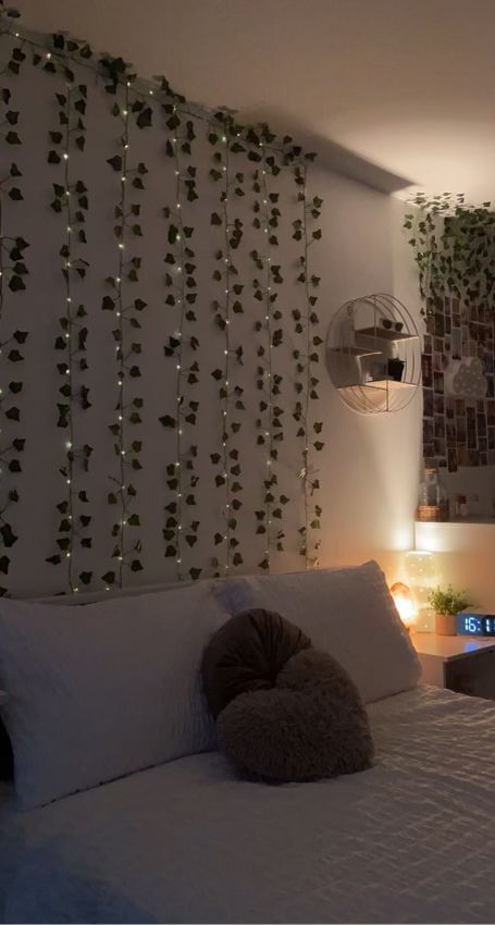 Leaf Lights Bedroom, Bedroom Vines Wall, Bedroom Leaves Decor, Vines Behind Bed, Vibe Room Ideas, Leaves Room Decor, Fairy Lights Room, Vibe Rooms, Hypebeast Room