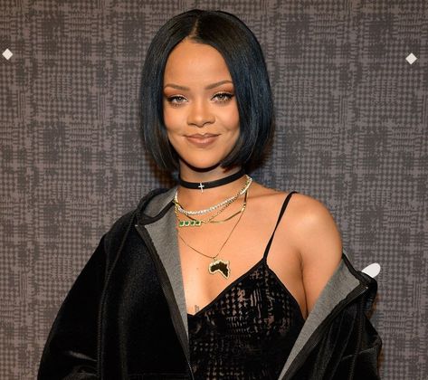 Choker necklaces are back: 5 ways to style this '90s trend Rihanna Portraits, Classy Punk, Fenty Beauty Products, 90s Makeup Trends, Monochromatic Makeup, Makeup Celebrity, 90s Makeup, Nail Design Video, 90s Trends