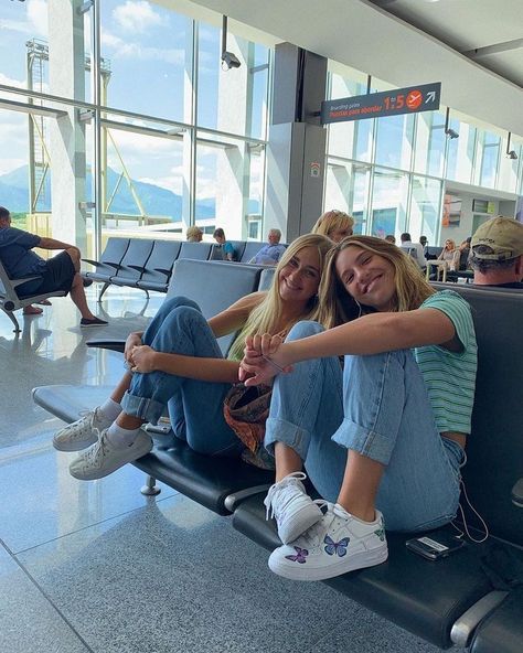 Best Friend Fotos, Bff Travel, Summer Vacation Style, Trip With Friends, Airport Pictures, Airport Aesthetic, Airport Photos, Best Friend Photoshoot, Best Friend Photos