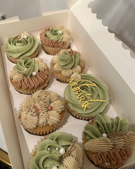 Eid Mubarak Cupcakes, Eid Cupcakes Ideas, Eid Mubarak Cake Ideas, Kue Lebaran Aesthetic, Eid Cake Ideas, Eid Mubarak Food, Ramadan Cupcakes, Eid Desserts, Eid Cakes