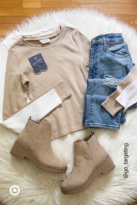 Get ready to embrace cozy fall vibes with this super-cute outfit. Slip into your favorite pair of ankle boots, add sparkly hoop earrings & you’ve got the perfect casual fall look. Cute Outfits With Jeans, Outfit Inspiration Fall, Easy Trendy Outfits, Cozy Vibes, Fall Clothes, Cute Everyday Outfits, Really Cute Outfits, Country Outfits, Fall Fashion Outfits